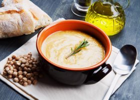 طريقة عمل شوربة الحمص المهروس بالجبن