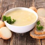 طريقة عمل شوربة البصل بالحليب