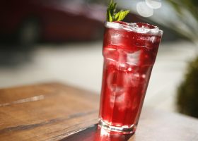 طريقة عمل آيس تي بالتوت