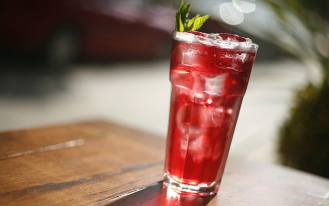 طريقة عمل آيس تي بالتوت