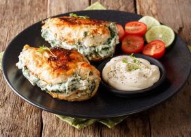 طريقة عمل صدور دجاج بحشوة الفلفل الأخضر الكريمي