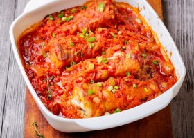 طريقة عمل طاجن السمك بالطماطم