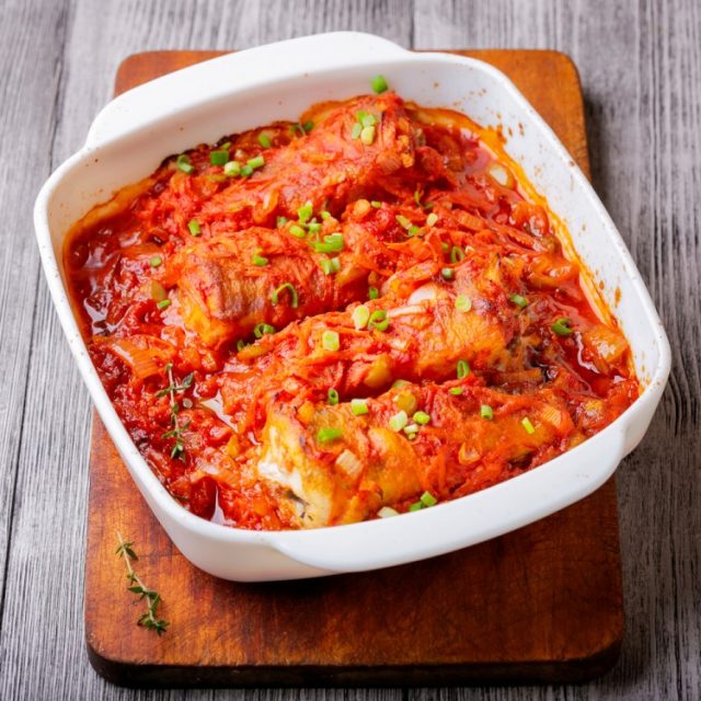 طريقة عمل طاجن السمك بالطماطم