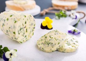 طريقة عمل رول الزبدة بالثوم والأعشاب