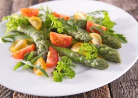 طريقة عمل سلطة الهليون مع الطماطم