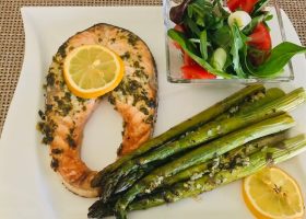 طريقة عمل سلمون مشوي مع الهليون