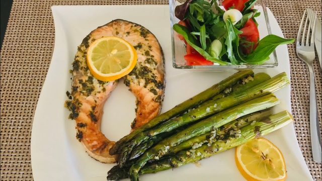 طريقة عمل سلمون مشوي مع الهليون