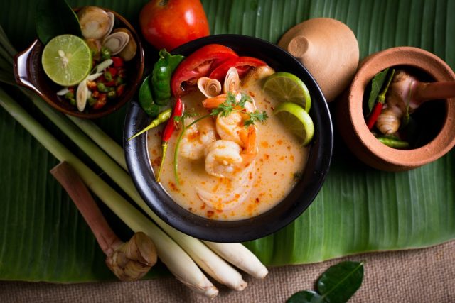 طريقة عمل شوربة توم يم الآسيوي