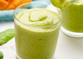 طريقة عمل سموثي المانجو و السبانخ الصحي