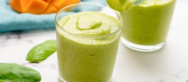 طريقة عمل سموثي المانجو و السبانخ الصحي