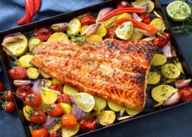 طريقة عمل صينية خضار بالسلمون المدخن