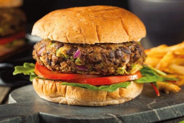 طريقة عمل برجر الفاصوليا الحمراء للنباتيين