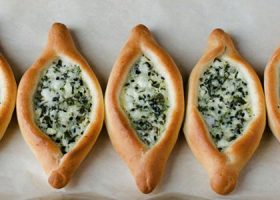 طريقة عمل فطائر البوجا التركية بالجبنة والشبت