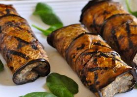 طريقة عمل رولات الباذنجان باللحمة المفرومة والموزاريلا