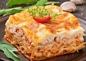 طريقة عمل لازانيا الدجاج بصلصة الطماطم والبشاميل