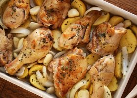 طريقة عمل الدجاج بالبصل بالفرن