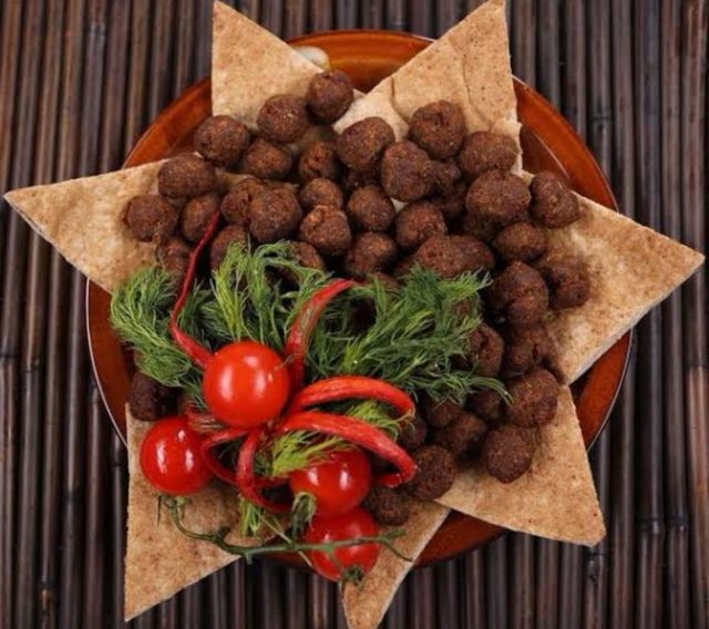 طريقة عمل كباب الميرو مع السلطة