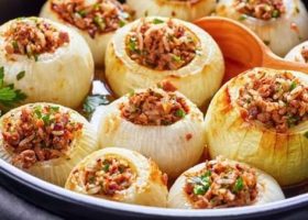 طريقة عمل محشي البصل باللحمة المفرومة