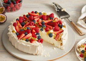 طريقة عمل حلى البافلوفا بالشوكولا والتوت