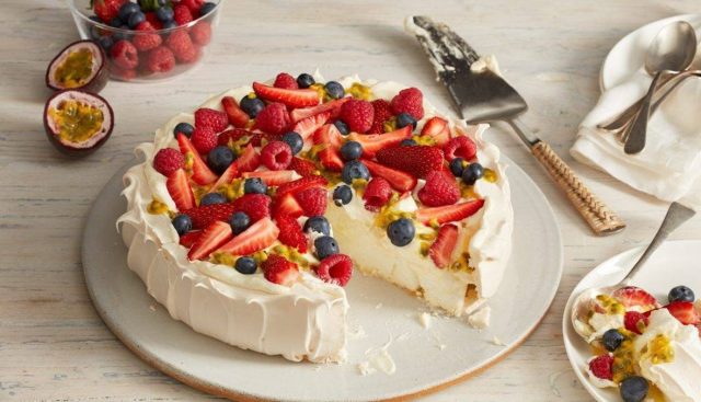 طريقة عمل حلى البافلوفا بالشوكولا والتوت