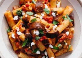 طريقة عمل مكرونة بالباذنجان والزيتون للنباتيين