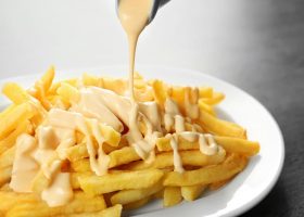 طريقة عمل بطاطس مقلية بالجبنة