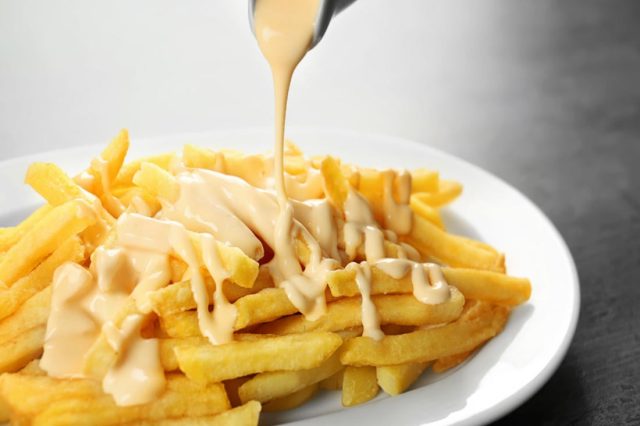 طريقة عمل بطاطس مقلية بالجبنة