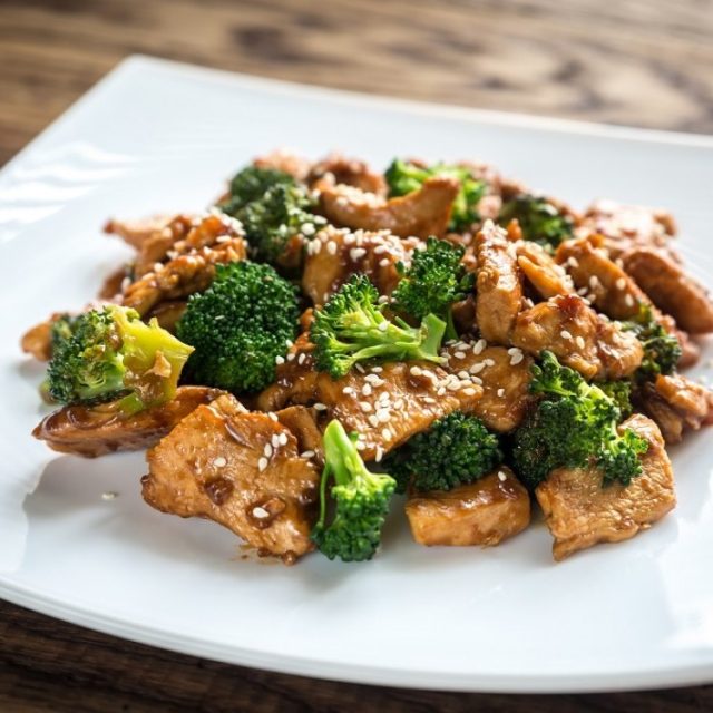 طريقة عمل دجاج صيني بالبروكلي