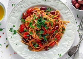 طريقة عمل مكرونة بالطماطم الكرزية والزيتون للنباتيين