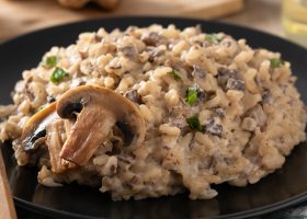 طريقة عمل ريزوتو الأرز البني بالفطر والزعتر