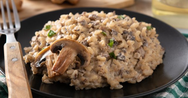 طريقة عمل ريزوتو الأرز البني بالفطر والزعتر