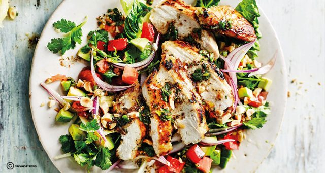 طريقة عمل سلطة الدجاج مع صلصة السمسم للرجيم