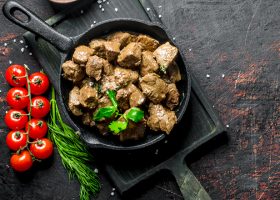 طريقة عمل كبدة مقلية بالبصل والطماطم