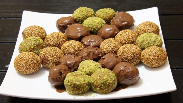 طريقة عمل كرات البسكويت بالفستق