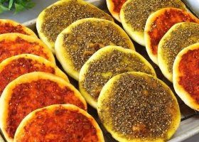 طريقة عمل معجنات بالزعتر والمحمرة