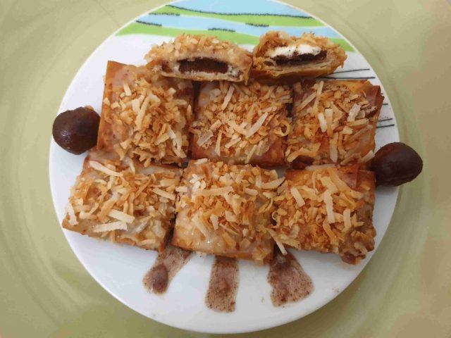 طريقة عمل مربعات التمر والكراميل الشهية