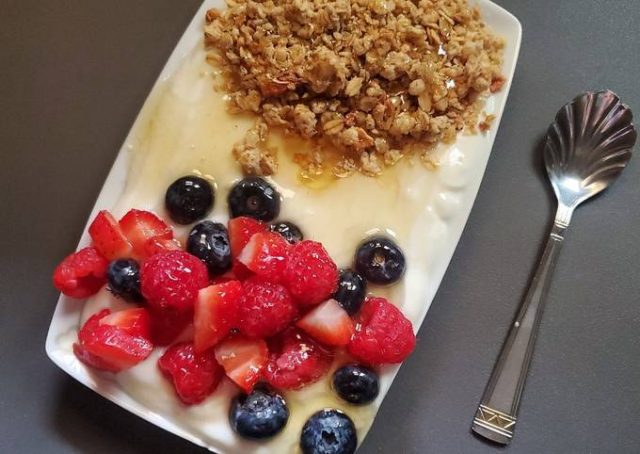 طريقة عمل زبادي يوناني مع الجرانولا والفواكه