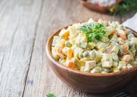 طريقة عمل سلطة بطاطس بالخضار والمايونيز