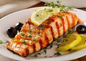 طريقة عمل سلمون مشوي بالشبت للرجيم