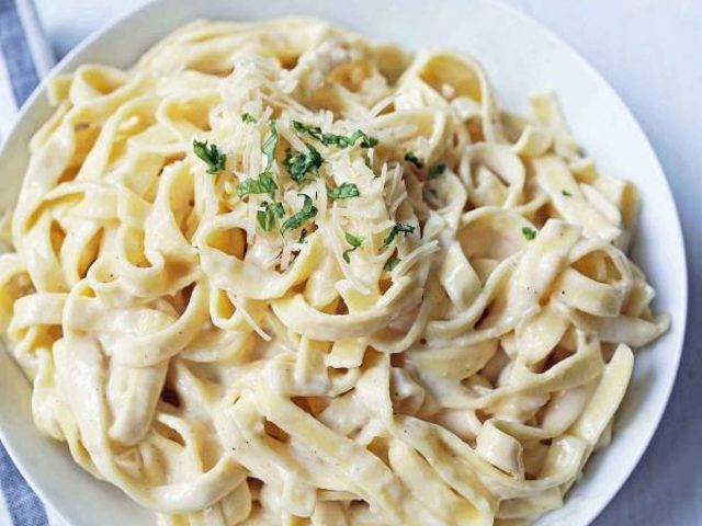 طريقة عمل مكرونة فيتوتشيني ألفريدو