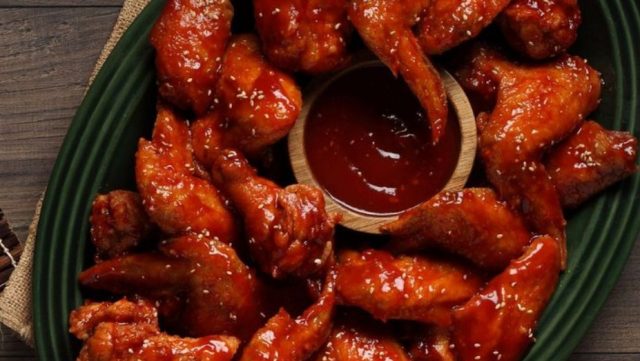 طريقة عمل أجنحة الدجاج بالعسل والباربيكيو