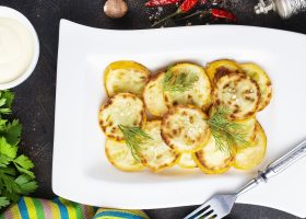 طريقة عمل شرائح الكوسا المشوية بالزبدة والأعشاب