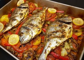 طريقة عمل سمك الدنيس بصوص الطماطم المشوية