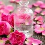 طرق تفتيح البشرة بماء الورد