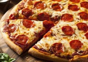 طريقة عمل بيتزا بالسجق