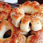 طريقة عمل خبز العجوة بالزبيب
