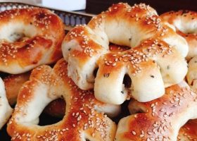 طريقة عمل خبز العجوة بالزبيب