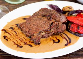 طريقة عمل شرائح اللحم بصلصة الديجون