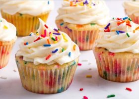 طريقة عمل كب كيك الخوخ بالكريمة