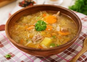 طريقة عمل شوربة الكرنب والجزر